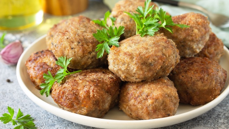 8 στέκια στην Αθήνα που σερβίρουν κορυφαία κεφτεδάκια
