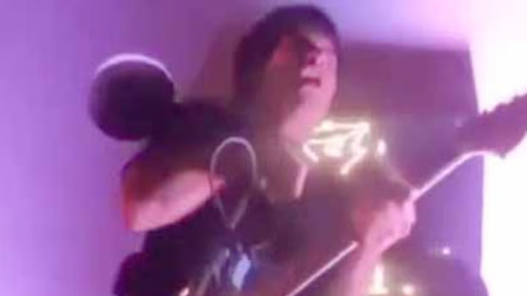 Τρόμος σε μπαρ στο Περού: Τραγουδιστής χτυπήθηκε από το ρεύμα όταν έπιασε το μικρόφωνο, «ωχ, ωχ, ωχ» πρόλαβε να φωνάξει