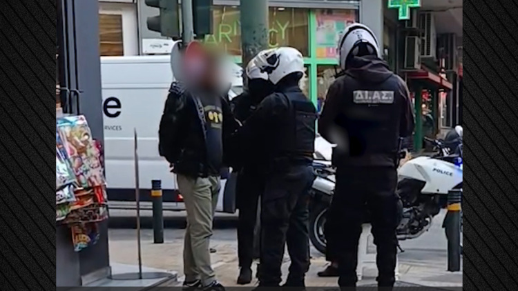 Αστυνομικοί της ΔΙ.ΑΣ. τσακώνουν επ' αυτοφώρω «πορτοφολά» στην Κυψέλη, δείτε βίντεο 