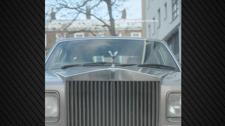Rolls-Royce πάτησε κάμεραμαν σε γύρισμα στο Λονδίνο: «Παραλίγο να με αποκεφαλίσει», οδηγούσε ηθοποιός χωρίς δίπλωμα
