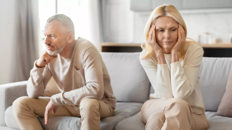 6 σημάδια κατάθλιψης που επιταχύνουν την εμφάνιση άνοιας στη μέση ηλικία
