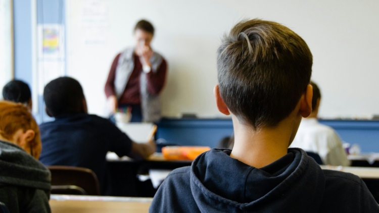 Η Βρετανία εκπαιδεύει δασκάλους για να εντοπίζουν στοιχεία μισογυνισμού στα παιδιά