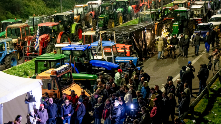 Παραμένουν στα μπλόκα οι αγρότες, σηκώνουν τις μπάρες των διοδίων το Σαββατοκύριακο, άνοιξε η νέα γέφυρα της Χαλκίδας
