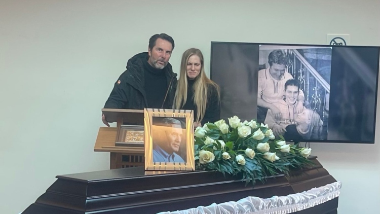 Με το τραγούδι «Του Αιγαίου τα μπλουζ» αποχαιρέτησαν τον Αλμπέρτο Εσκενάζυ συγγενείς και φίλοι στο αποτεφρωτήριο Ριτσώνας