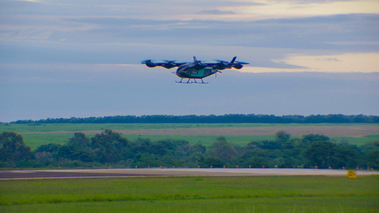 Η Eve της Embraer έκανε την παρθενική πτήση του «ιπτάμενου αυτοκινήτου», έχει δεχθεί πάνω από 3.000 προπαραγγελίες
