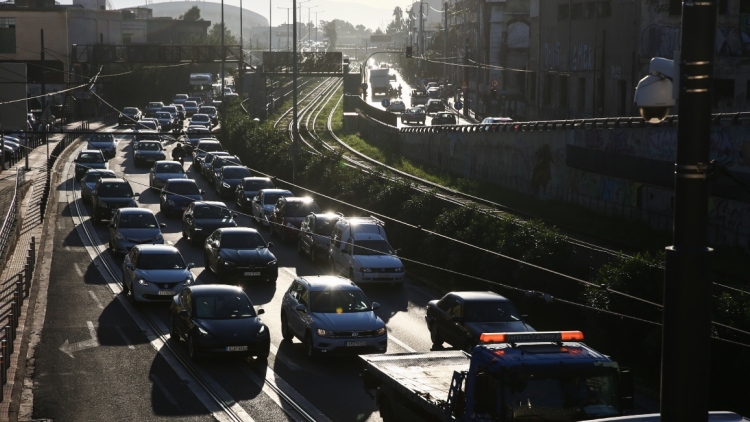 Στο κόκκινο η κίνηση στον Κηφισό, καθυστερήσεις στην Κηφισίας και την Αττική Οδό
