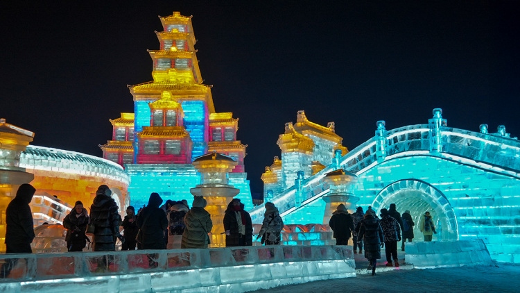 Άνοιξε τις πύλες του εντυπωσιακό πάρκο από πάγο και χιόνι στην Κίνα, δείτε βίντεο