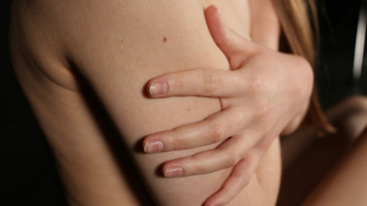 «Τελικά, δεν χρειαζόταν “να μάθω να ζω” με τους χρόνιους πόνους στο στήθος μου»
