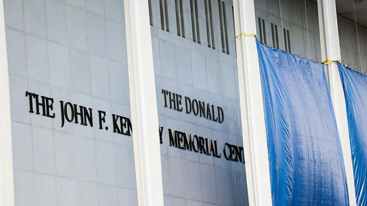 Το Κέντρο Κένεντι μετονομάστηκε σε Trump-Kennedy Center και η ανιψιά του JFK αντέδρασε με οργή: Σε τρία χρόνια, θα πάρω μια αξίνα να ξηλώσω αυτά τα γράμματα