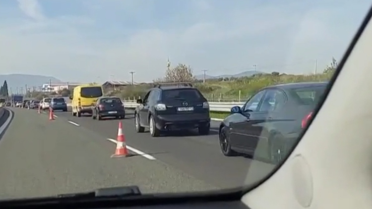 Ουρές χιλιομέτρων στη Ριτσώνα, οι αγρότες κλείνουν παραδρόμους της Εθνικής Οδού