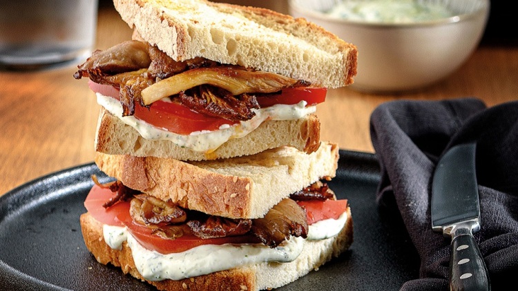 Σάντουιτς με ψητά μανιτάρια και σος γιαουρτιού