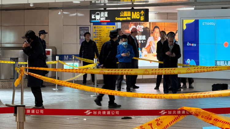Τρεις νεκροί και πέντε τραυματίες σε επίθεση με μαχαίρι στην Ταϊπέι – Έπεσε στο κενό και σκοτώθηκε ο δράστης
