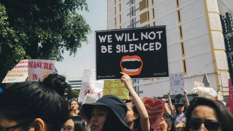 Πέντε στιγμές που καθόρισαν τα δικαιώματα γυναικών και κοριτσιών το 2025
