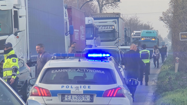 Ουρές χιλιομέτρων με αυτοκίνητα σε Λάρισα και Ριτσώνα, οι αγρότες έκλεισαν παραδρόμους της Εθνικής Οδού, δείτε βίντεο