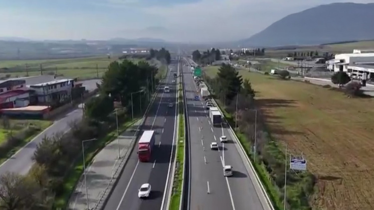 Ουρές χιλιομέτρων με αυτοκίνητα στη Ριτσώνα, οι αγρότες κλείνουν παραδρόμους της Εθνικής Οδού, δείτε βίντεο