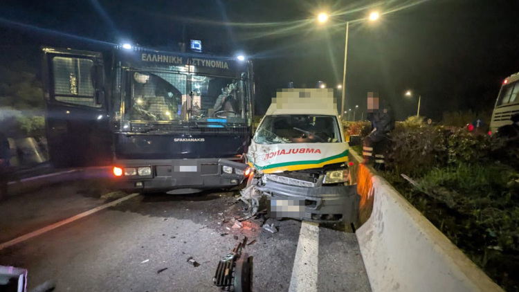 Σοβαρό ατύχημα στον Πλατύκαμπο Λάρισας: Ασθενοφόρο έπεσε πάνω σε κλούβα της Αστυνομίας, δείτε φωτογραφίες