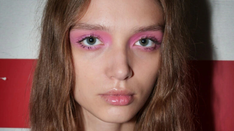 Το πολύχρωμο μακιγιάζ ματιών θα είναι η μεγαλύτερη τάση ομορφιάς του 2026
