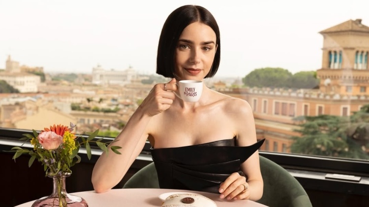 Emily in Paris: Θα γυριστεί η επόμενη σεζόν στην Ελλάδα; Η αινιγματική σκηνή και η απάντηση της Λίλι Κόλινς