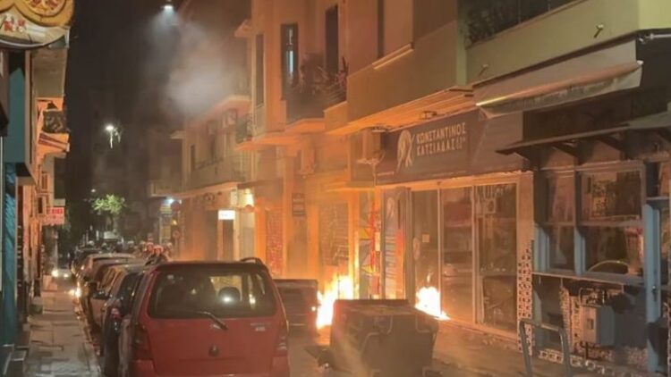 Ένταση στα Εξάρχεια τη νύχτα - Συγκρούσεις με ΜΑΤ και ρίψη μολότοφ και χημικών