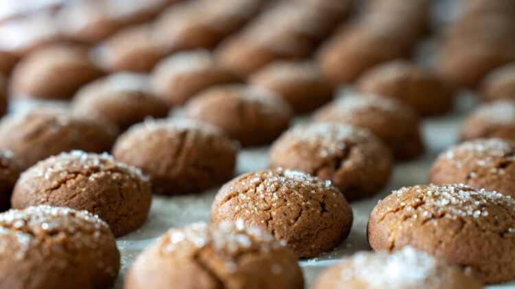 Φτιάχνοντας παραδοσιακά γλυκά στις Καρυές Λακωνίας
