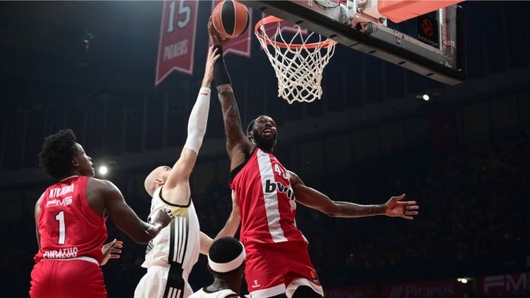 Euroleague: Επέστρεψε στις νίκες ο Ολυμπιακός, τρεις παρατάσεις και 258 πόντοι στο Μπαρτσελόνα-Μπασκόνια