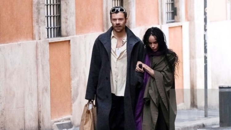 Ο Χάρι Στάιλς και η Ζόι Κράβιτζ σε ρομαντική βόλτα στη Ρώμη λίγο πριν τα Χριστούγεννα