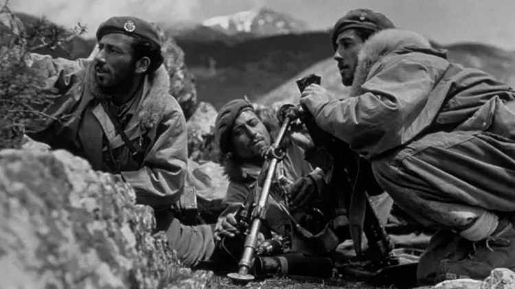 Η κατάληψη του Καρπενησίου από τον ΔΣΕ το 1949 και ο Καπετάν Γιώτης (Χαρίλαος Φλωράκης)

