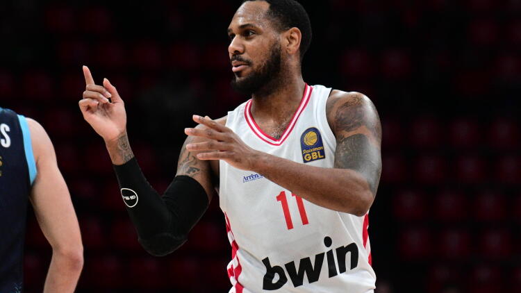 Τρίποντο το πρώτο καλάθι του Μόντε Μόρις με τη φανέλα του Ολυμπιακού, βίντεο 