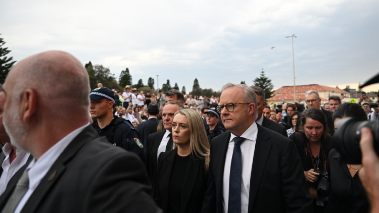 Γιούχαραν τον Αυστραλό πρωθυπουργό στις εκδηλώσεις μνήμης για τα θύματα της επίθεσης στην παραλία Μποντάι