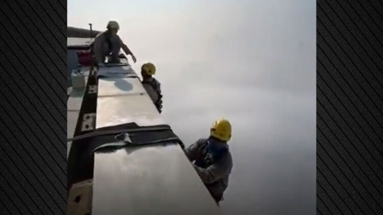 Κρεμασμένοι στα 828 μέτρα: Εργάτες από το Νεπάλ καθαρίζουν το ψηλότερο κτίριο του κόσμου στο Ντουμπάι σε βίντεο που κόβει την ανάσα
