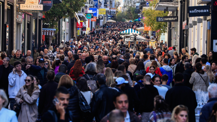 Κυριακή με ανοιχτά μαγαζιά: Κοσμοπλημμύρα σε εμπορικά κέντρα και πολυκαταστήματα για τα δώρα των εορτών
