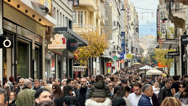 Κυριακή με ανοιχτά μαγαζιά: Κοσμοπλημμύρα σε εμπορικά κέντρα και πολυκαταστήματα για τα δώρα των εορτών
