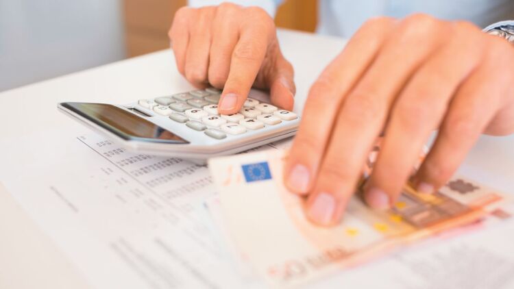 Ηλεκτρονικές αποδείξεις: Τι πρέπει να κλείσει μέχρι τέλος 2025 για να μην έρθει καπέλο φόρου
