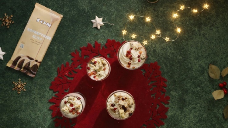 Μους με λευκή σοκολάτα, καρύδια και μελομακάρονα