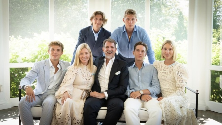 Οι ευχές της Μαρί Σαντάλ και του Παύλου Ντε Γκρες για τα Χριστούγεννα και η οικογενειακή φωτογραφία με τα παιδιά τους