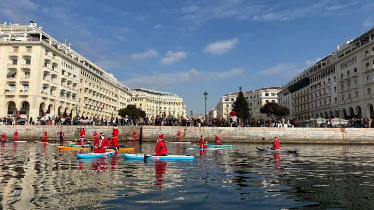 «Santa SUP» στη Θεσσαλονίκη: Κωπηλασία γεμάτη χρώμα με φόντο τον Θερμαϊκό