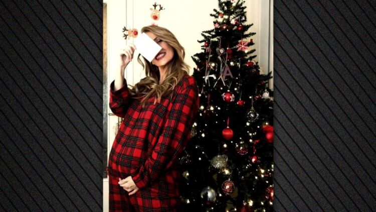 Η Γιώτα Τσιμπρικίδου πόζαρε στο χριστουγεννιάτικο δέντρο με το υπερηχογράφημα της κόρης της