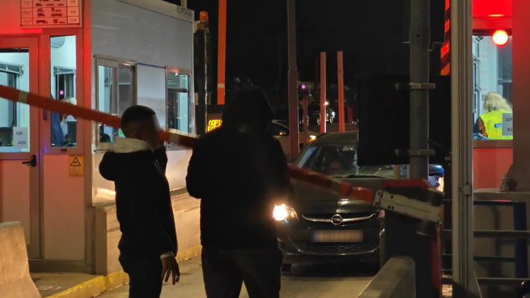 Οι αγρότες άνοιξαν τα διόδια στις Αφίδνες και την Τραγάνα, δείτε βίντεο