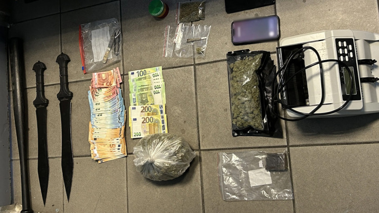 Δύο συλλήψεις για ναρκωτικά στους Αμπελόκηπους, 31χρονος πέταξε από το μπαλκόνι σακίδιο με κάνναβη