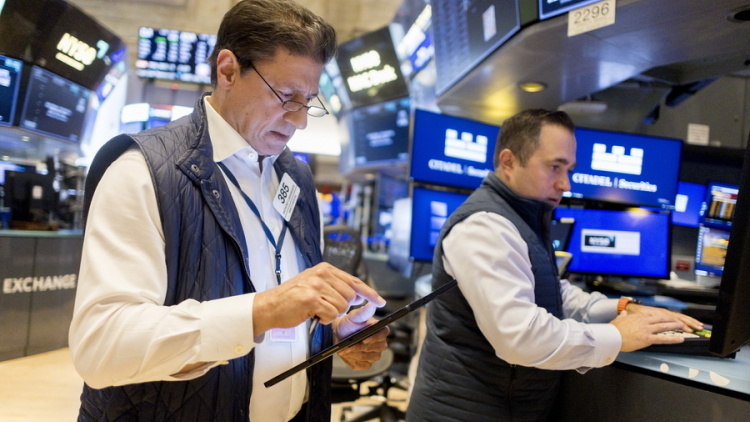 Wall Street: Με ορμή οι μετοχές στην εορταστική εβδομάδα – Στο κατώφλι ρεκόρ ο S&P 500