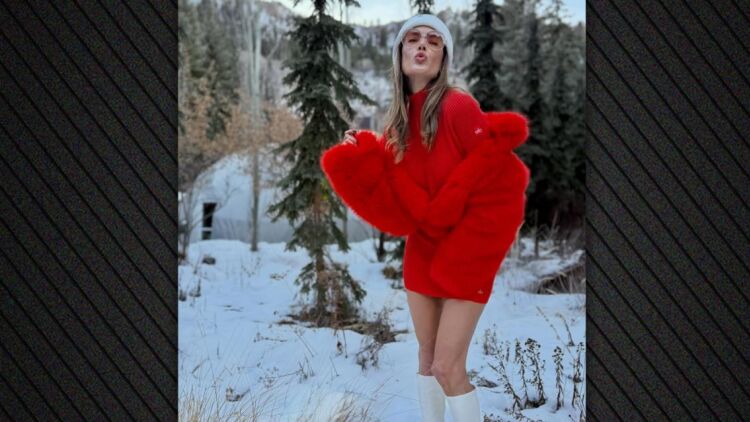 Η Αλεσάντρα Αμπρόσιο ποζάρει με κόκκινη γούνα και μίνι φόρεμα στα χιόνια