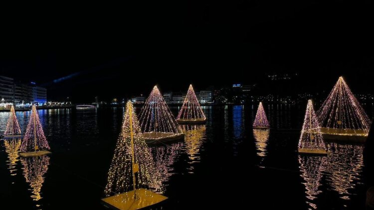Χριστούγεννα στη Χαλκίδα: Γιορτινά φώτα καθρεπτίζονται στα νερά της