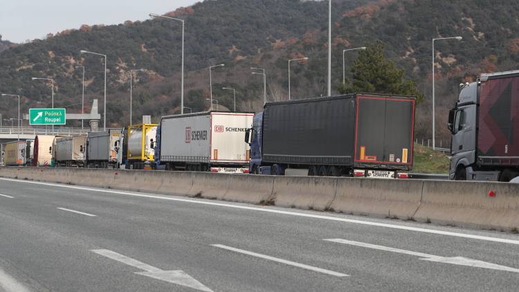 Οι αγρότες κλείνουν τις σήραγγες των Τεμπών για τα φορτηγά
