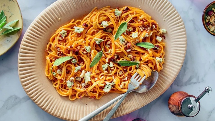 Λινγκουίνι με κρέμα γλυκοπατάτας, μπλε τυρί και φουντούκια
