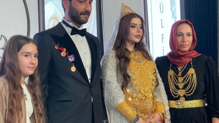 Γάμος από... χρυσό στην Τουρκία: Έλουσαν τη νύφη με κοσμήματα και αναγκάστηκε να καθίσει γιατί δεν άντεχε το βάρος, δείτε βίντεο