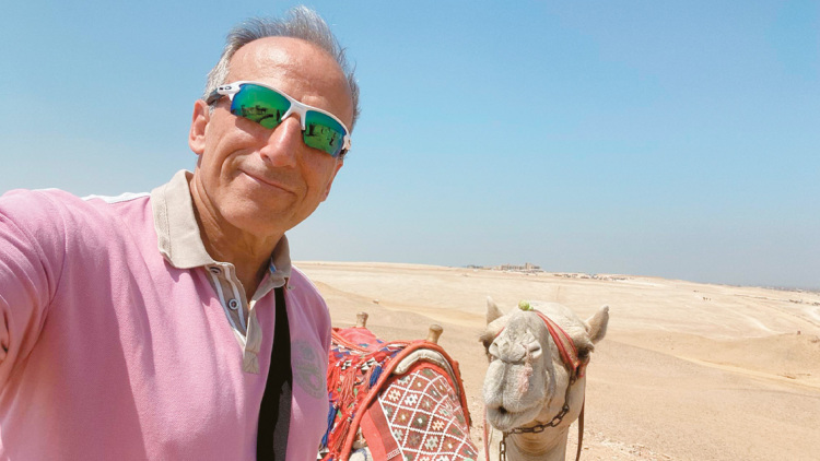 Γιώργος Πετζετάκις: Στην Αθήνα τα χρέη, στην Αμερική μπίζνες και μεγάλη ζωή παρά τα διεθνή εντάλματα