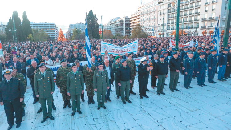Πολυνομοσχέδιο του υπουργείου Εθνικής Άμυνας: Νέα εποχή για το στράτευμα, αλλά και αντιδράσεις για μισθούς, βαθμούς και αναβολές