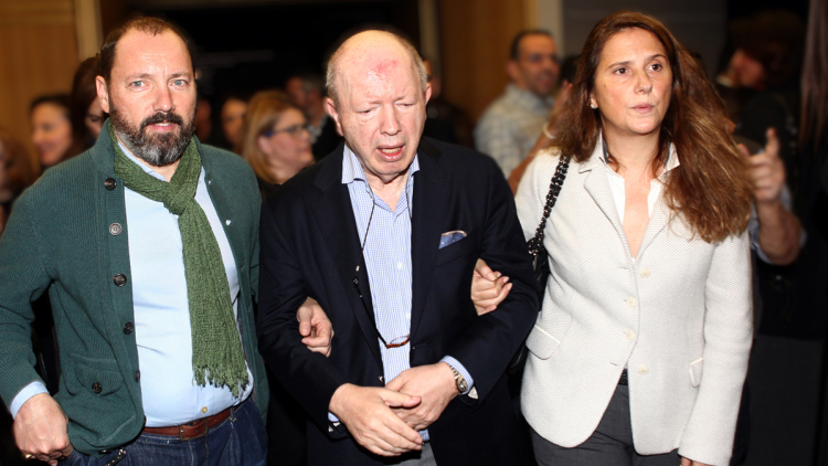 «Θα τρίζουν τα κόκαλα του πατέρα σου», απαντά η χήρα του Σταύρου Ψυχάρη στον γιο του