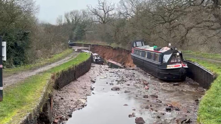 Μεγάλη καθίζηση σε κανάλι στην Αγγλία: Διασώθηκαν τουλάχιστον 10 άνθρωποι που εγκλωβίστηκαν σε βάρκες, δείτε φωτογραφίες