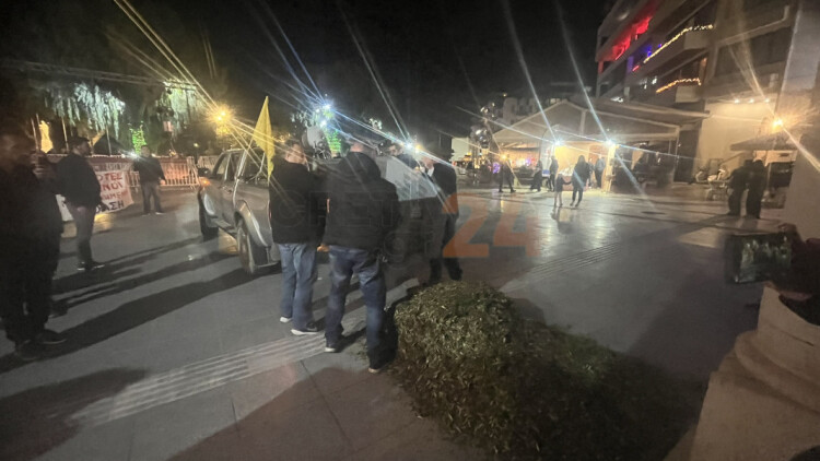 Διαμαρτυρία αγροτοκτηνοτρόφων στο Ηράκλειο: Πέταξαν φύλλα από ελιές έξω από την Περιφέρεια Κρήτης